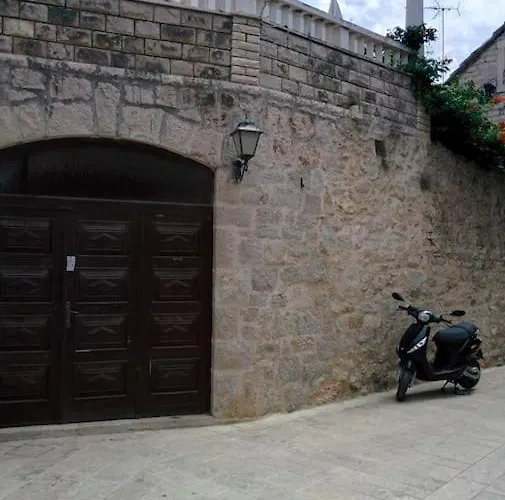 Gomila Jelsa (Hvar)